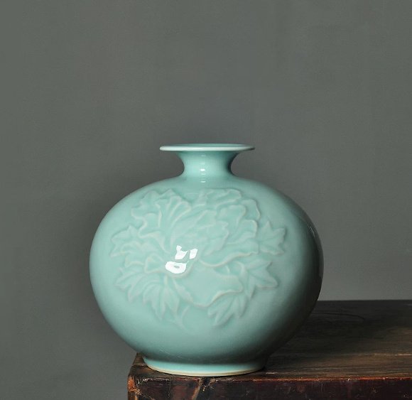 Pomegranate-patterned Longquan Vase, Vintage Chinese-style Zen Entryway Decoration